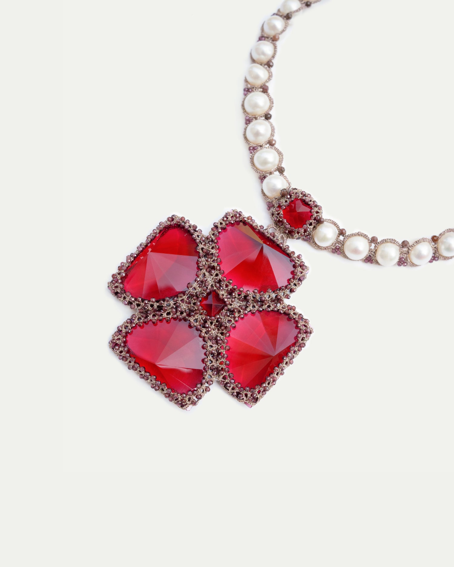 EXCLUSIVE NECKLACE 4056 in Silk, Pearl, Pearls detail view with classic and elegant design