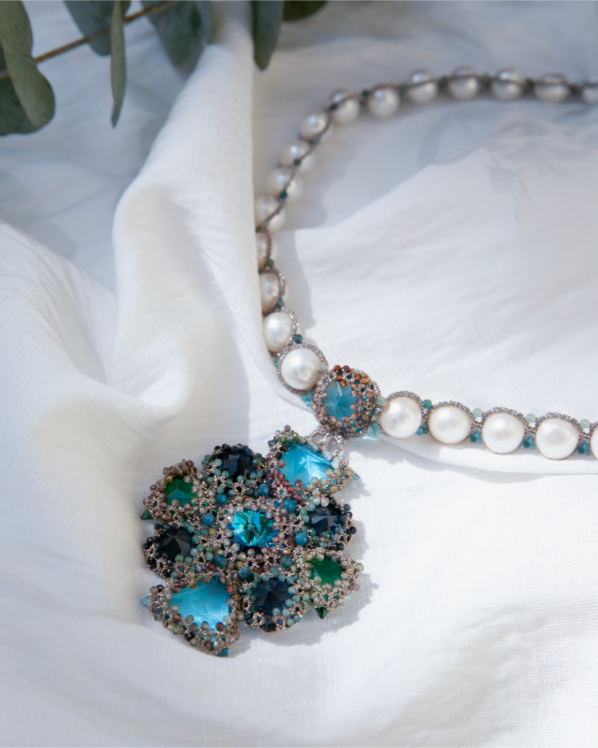 TIFFANY NECKLACE in Silk, Pearl, Pearls color Blue detail view with classic and elegant design