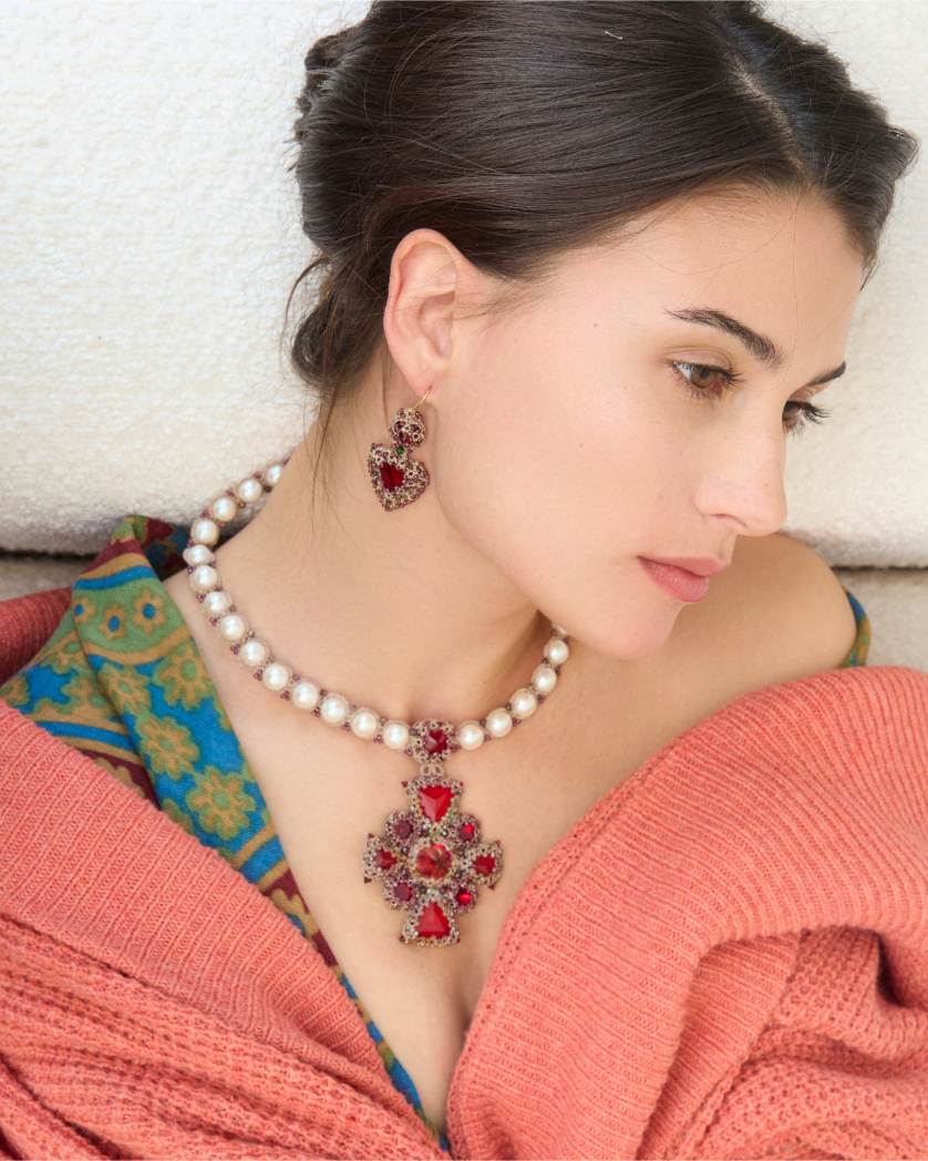TIFFANY NECKLACE in Silk, Pearl, Pearls color Red side view with decorative details and quality finishes