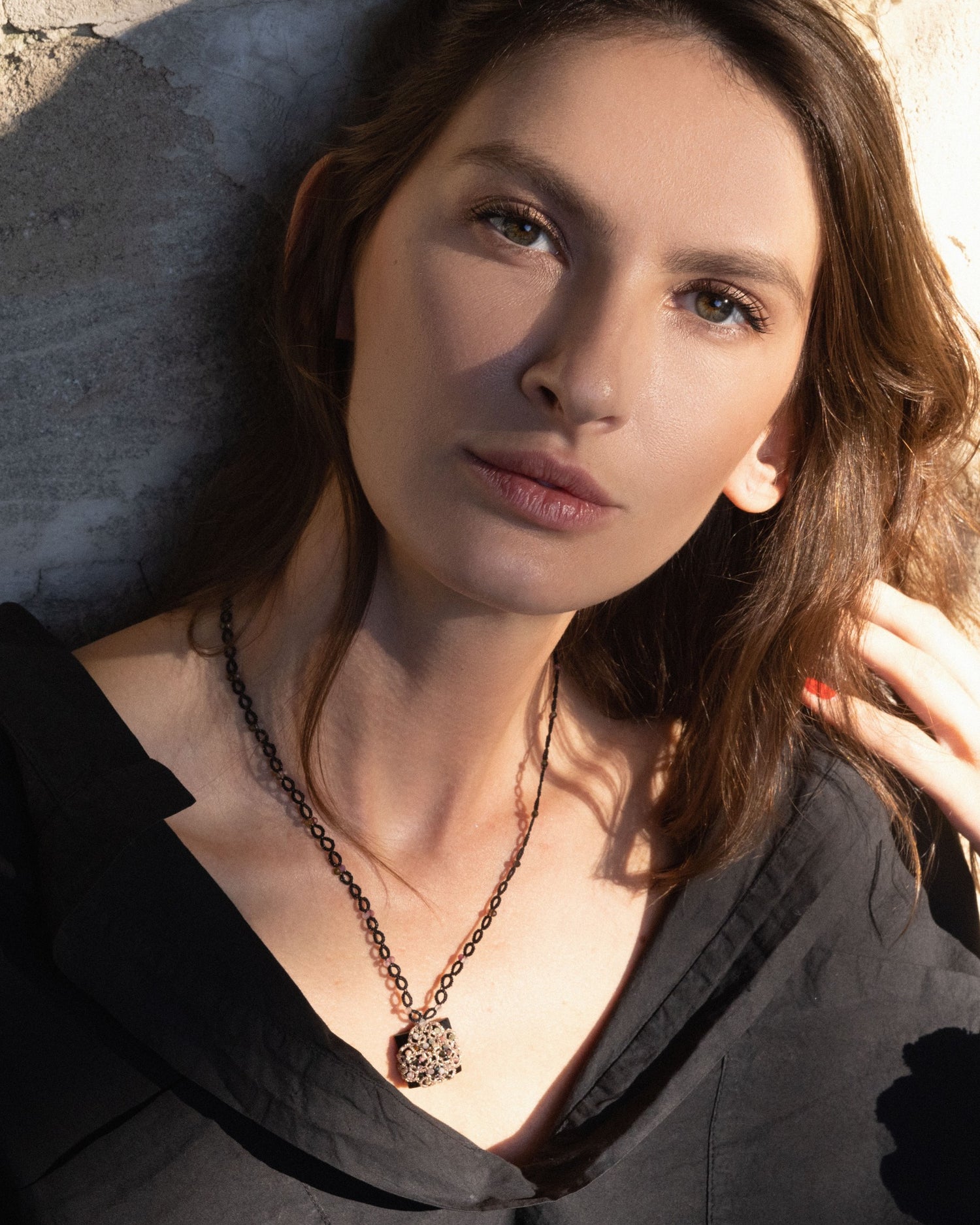 VITTORIA PENDANT in Silk, Pearl, Tourmaline color Black detail view with classic and elegant design