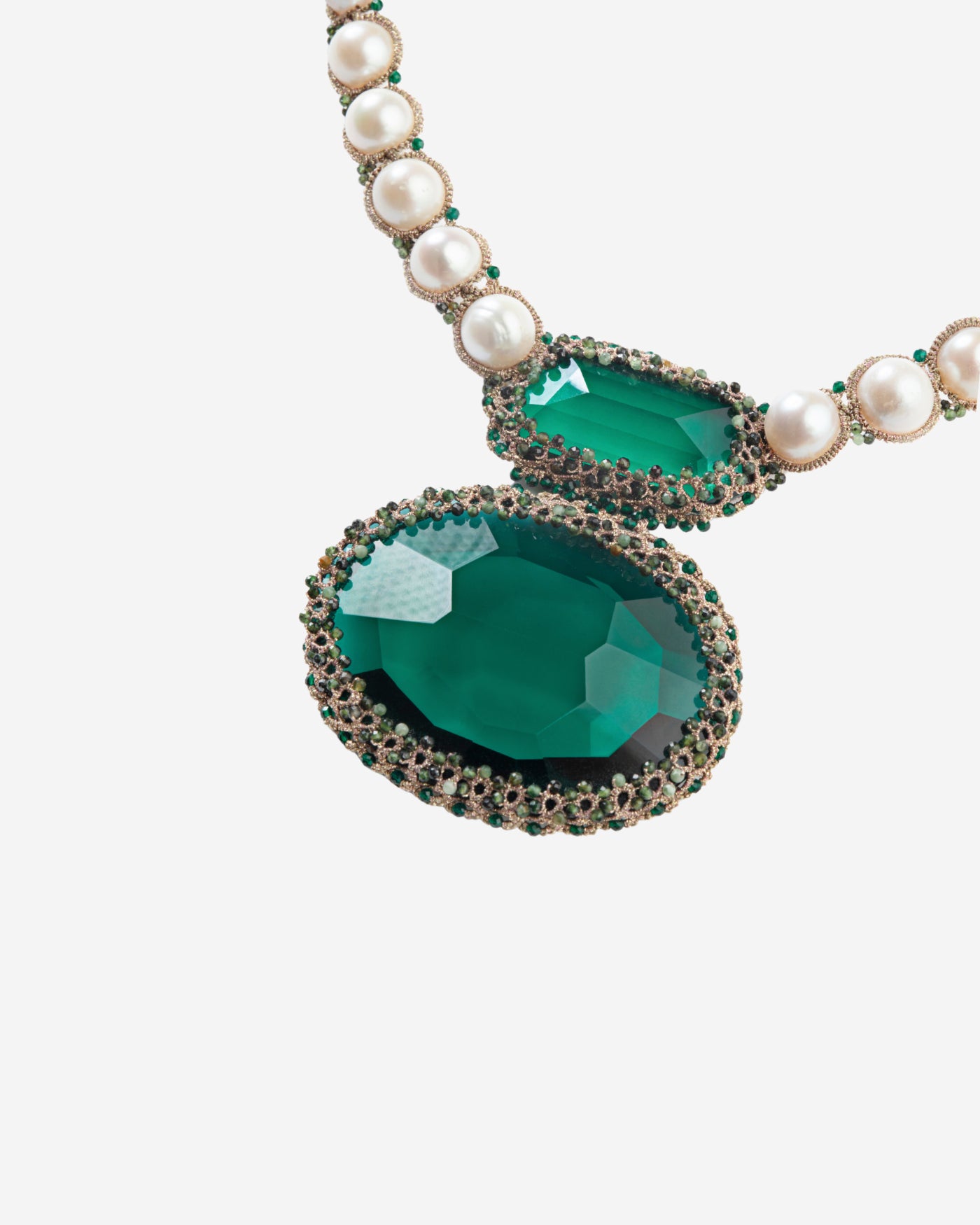 Colier cu perle de apă dulce și cristale verzi, detalii din mătase și perle.