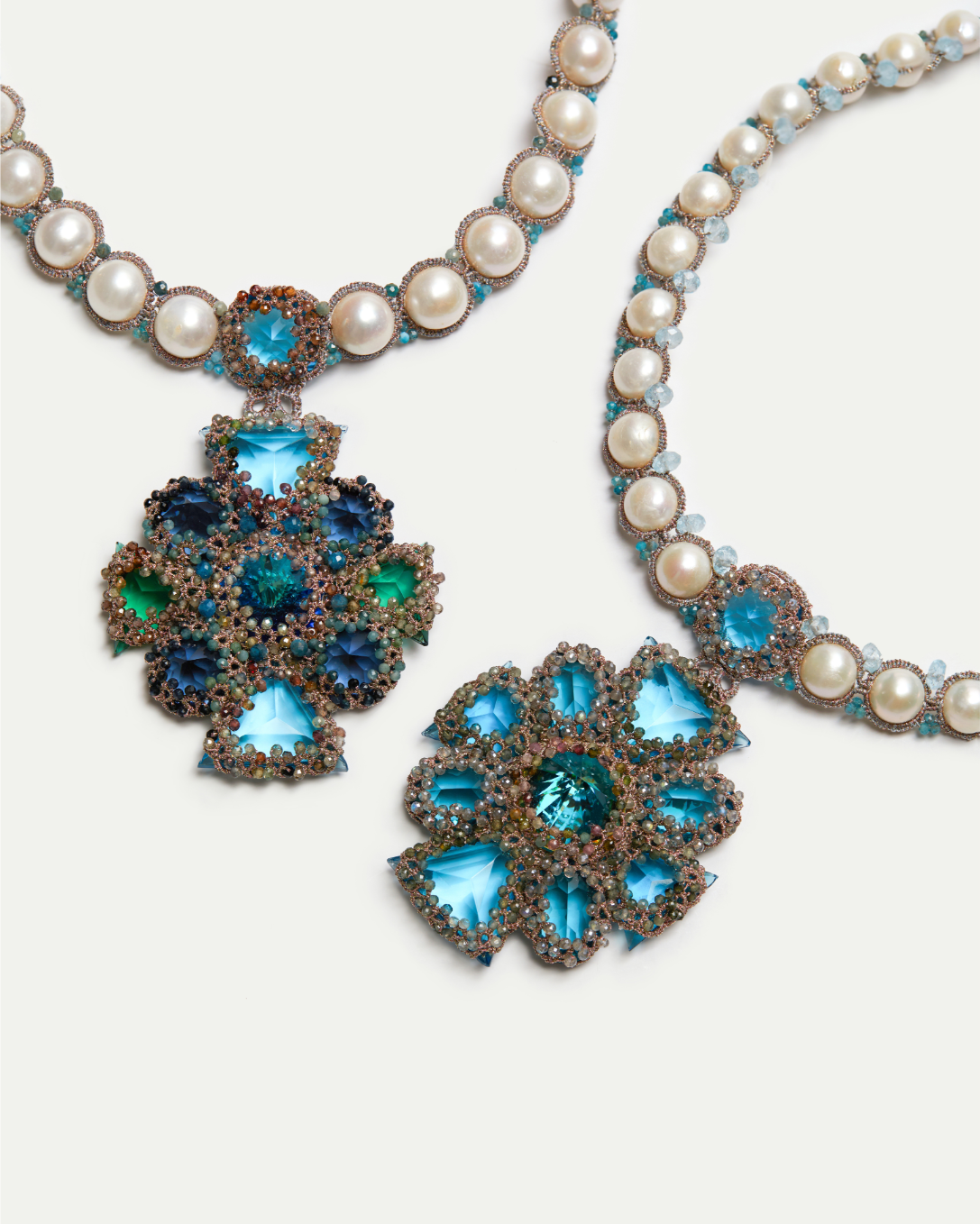 Colier Tiffany cu perle de apă dulce, cristale albastre și mărgele, detalii elegante pe mătase.