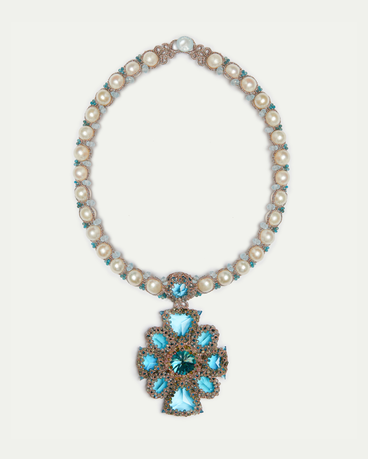 Colier Tiffany cu perle și pandantiv albastru ornamentat, vedere laterală.