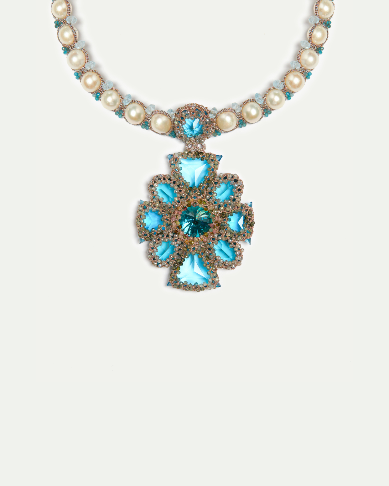 Colier TIFFANY cu perle de apă dulce, cristale albastre și textură de mătase.