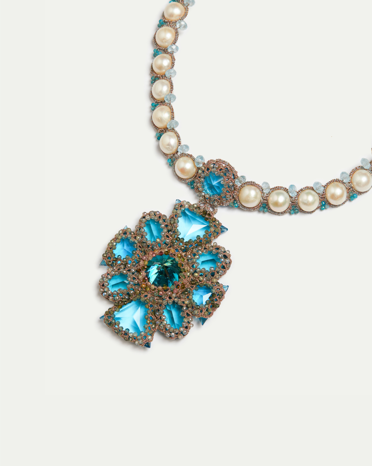 Colier albastru cu perle și cristale, detalii texturate, perle de apă dulce, accente de mătase.