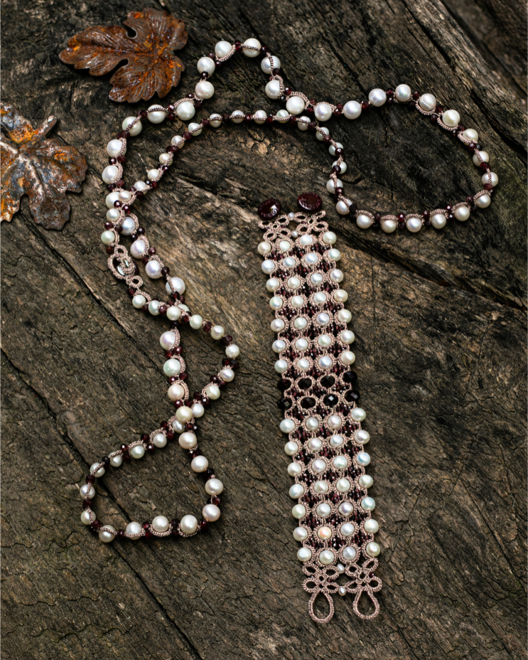 BEATRICE BRACELET with freshwater pearls, garnet gemstones, silk, metallized threads, red color.