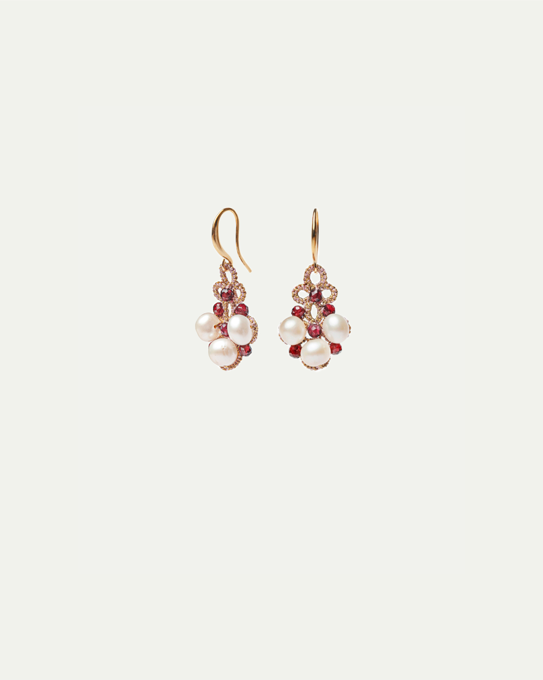 DALLAS EARRINGS with freshwater pearls, garnet gemstones, gold-plated silver hooks, silk and metallized threads.