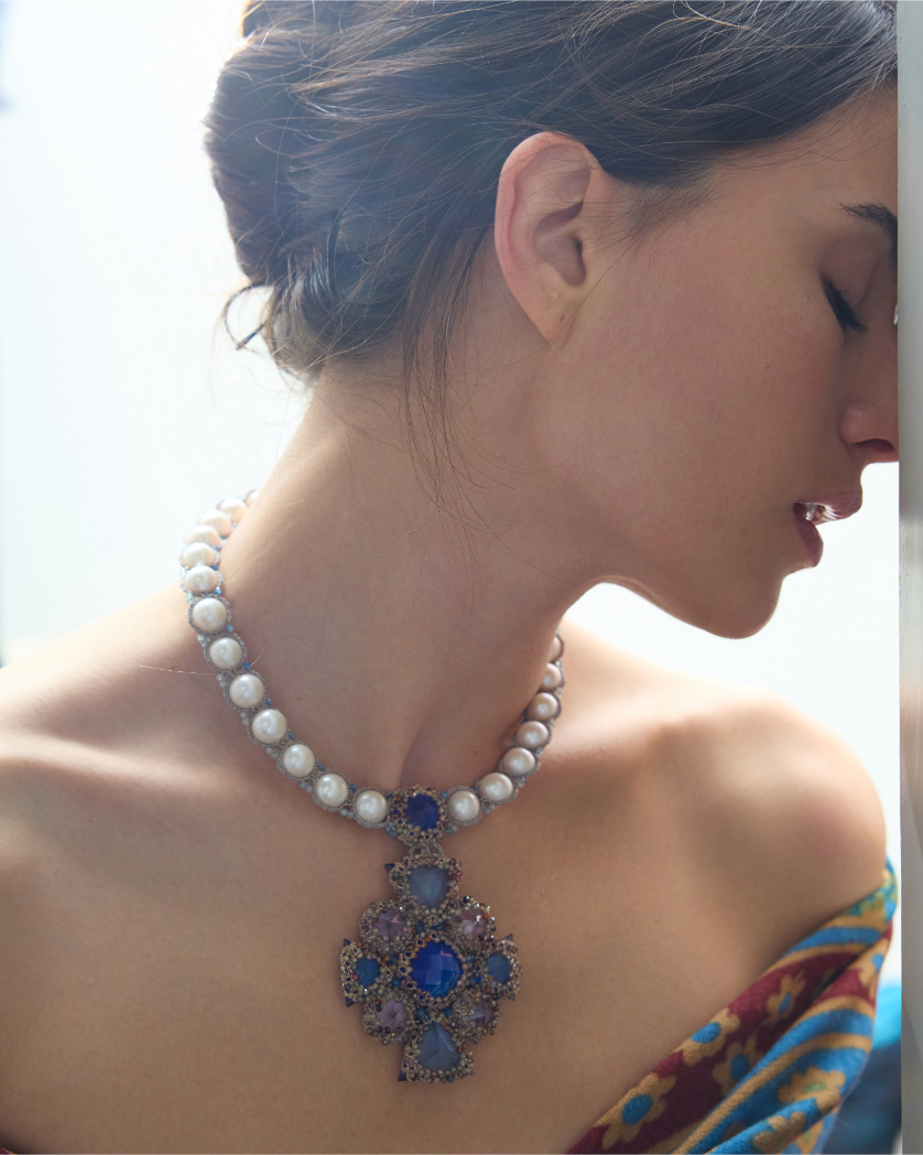 TIFFANY NECKLACE in Silk, Pearl, Pearls color Purple detail view with classic and elegant design