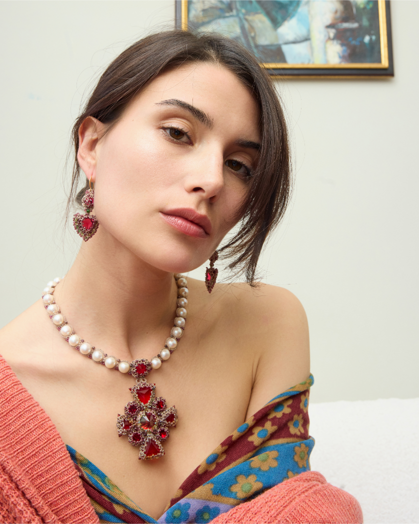 TIFFANY NECKLACE in Silk, Pearl, Pearls color Red side view with decorative details and quality finishes