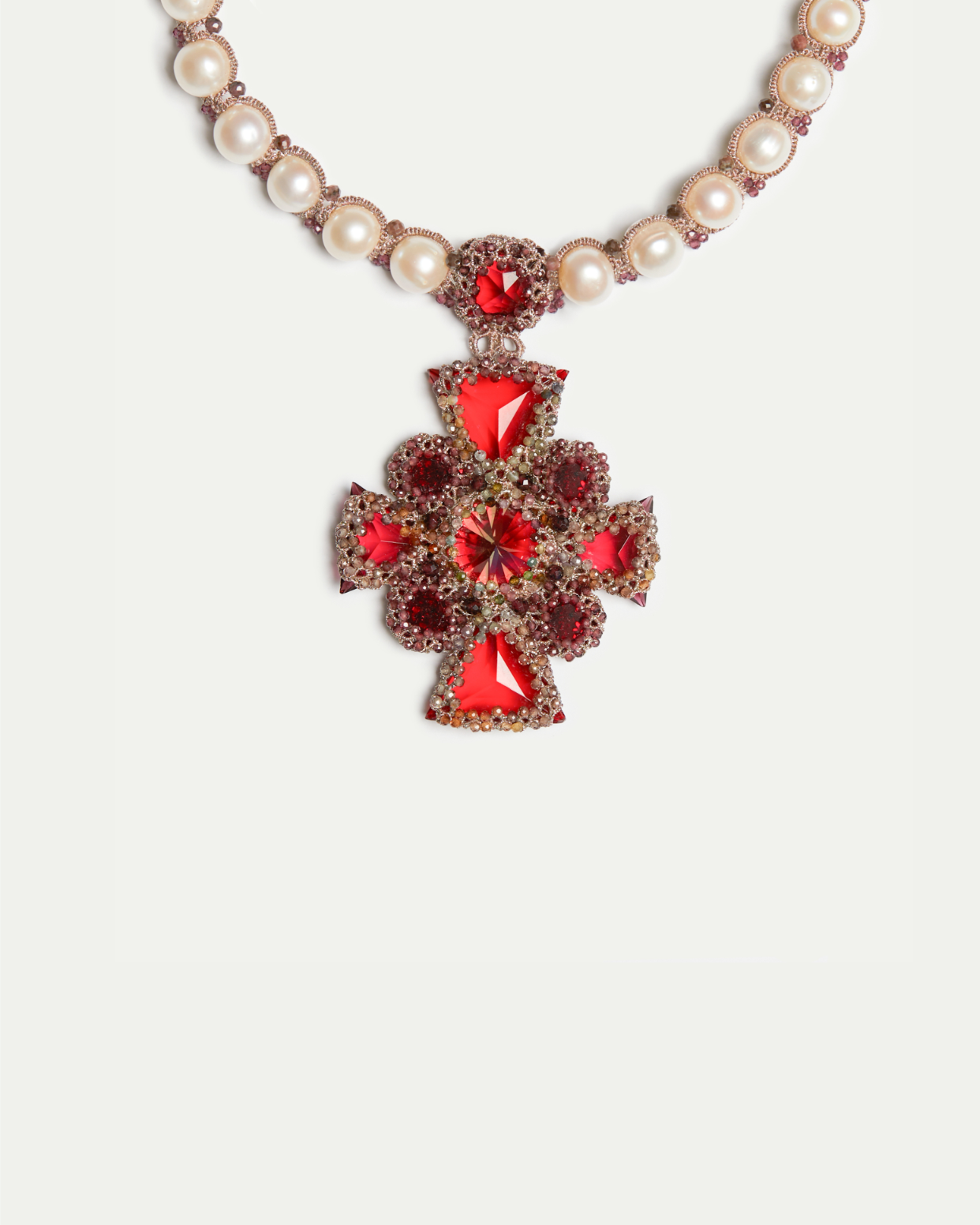 TIFFANY NECKLACE in Silk, Pearl, Pearls color Red detail view with classic and elegant design