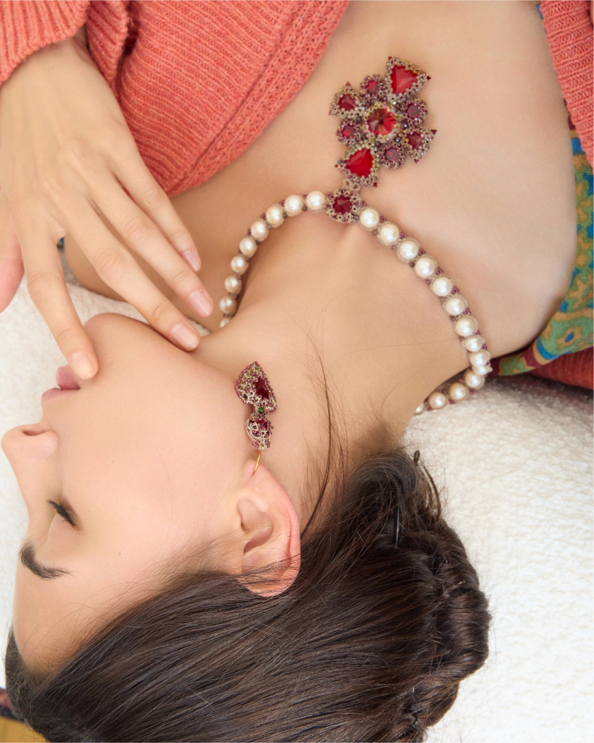 TIFFANY NECKLACE in Silk, Pearl, Pearls color Red front view with elegant and refined design