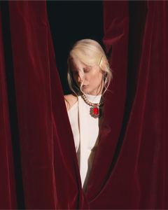 Colier CARMEN cu cristale, perle de apă dulce, turmalină, safir multicolor, și granat portocaliu.