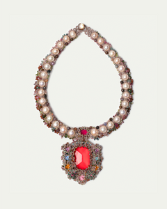Colier CARMEN cu perle mari și centru roșu, detalii multicolore, unghi lateral elegant.