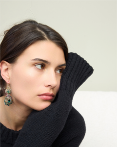 Cercei Elina cu cristale, turmalină verde, smaralde, fire mătase metalizată și cârlige argintii.