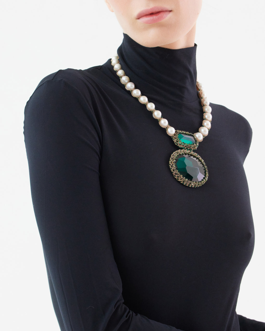 Colier EXCLUSIVE #4018, perle de apă dulce, cristale verzi, pietre prețioase, și mătase, elegant pe negru.