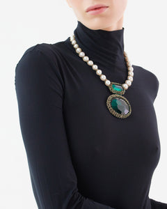 Colier EXCLUSIVE #4018, perle de apă dulce, cristale verzi, pietre prețioase, și mătase, elegant pe negru.