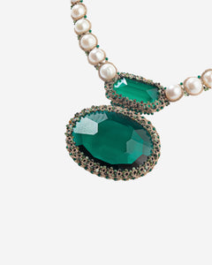 Colier cu perle de apă dulce și cristale verzi, detalii din mătase și perle.