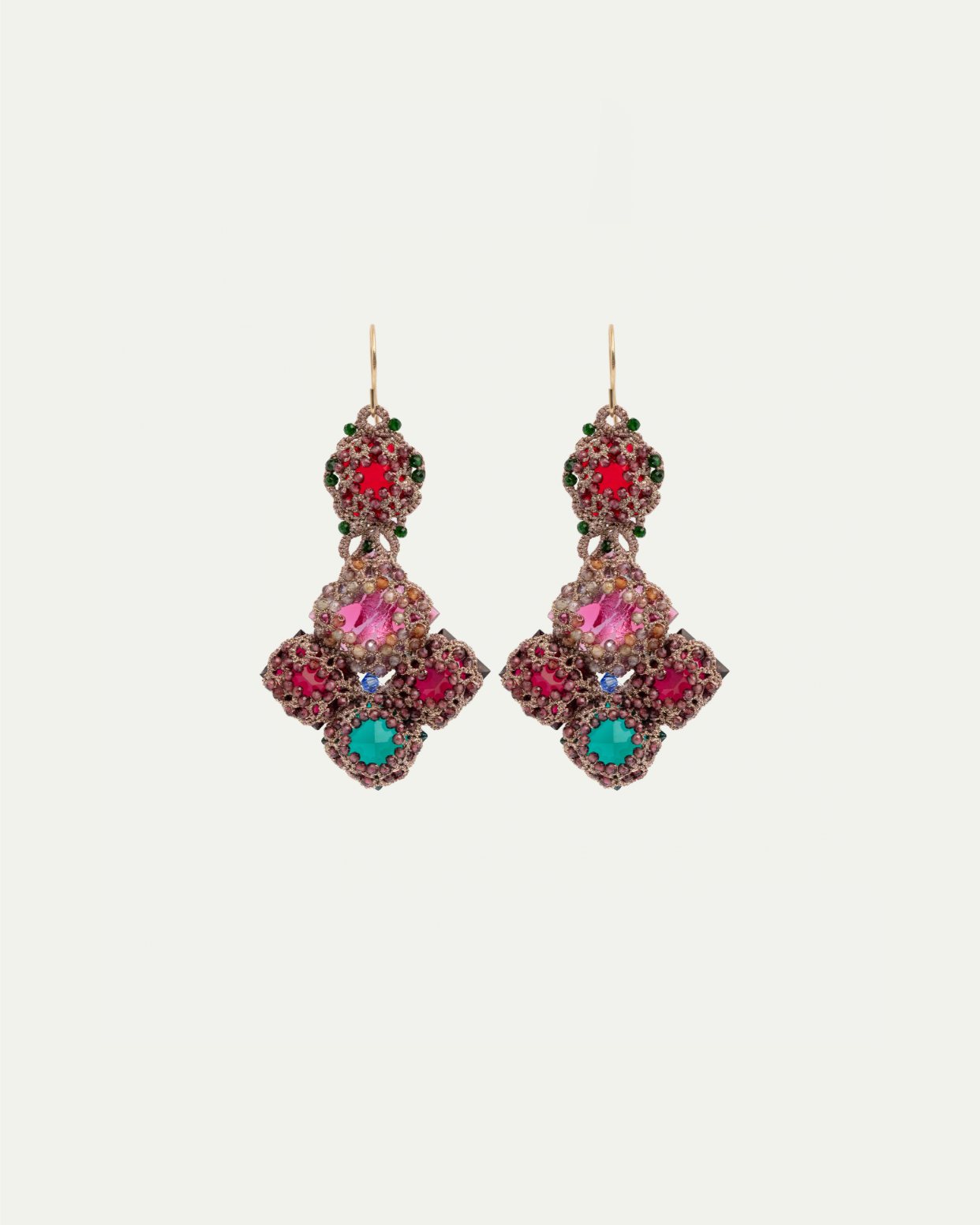 Cercei Scarlett, cristale roșii, roze și verzi, montură aurie, design elegant vintage.