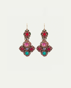 Cercei Scarlett, cristale roșii, roze și verzi, montură aurie, design elegant vintage.