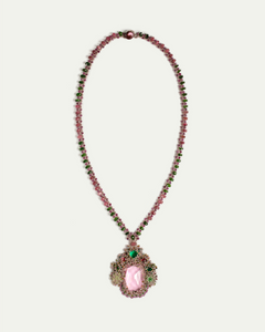 Colier bijuterie cu pandantiv roz, cristale verzi și roz, unghi lateral detaliat.