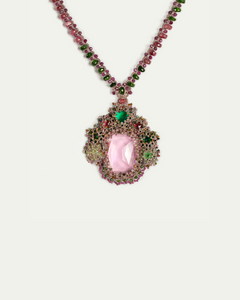 Pandantiv Sydney din mătase, perlă, cristale, kyanit, safir, nuanțe roz, montură detaliată, elegantă și rafinată.