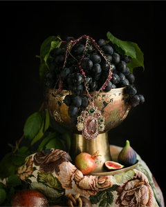 Pandantiv ornamente Sydney cu mătase, perlă, cristale, safir, rubin, culoare roșu și detalii florale rafinate.