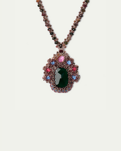 Pandantiv din mătase roșie cu perle, cristale, safir și rubin, detaliu textură și componente.