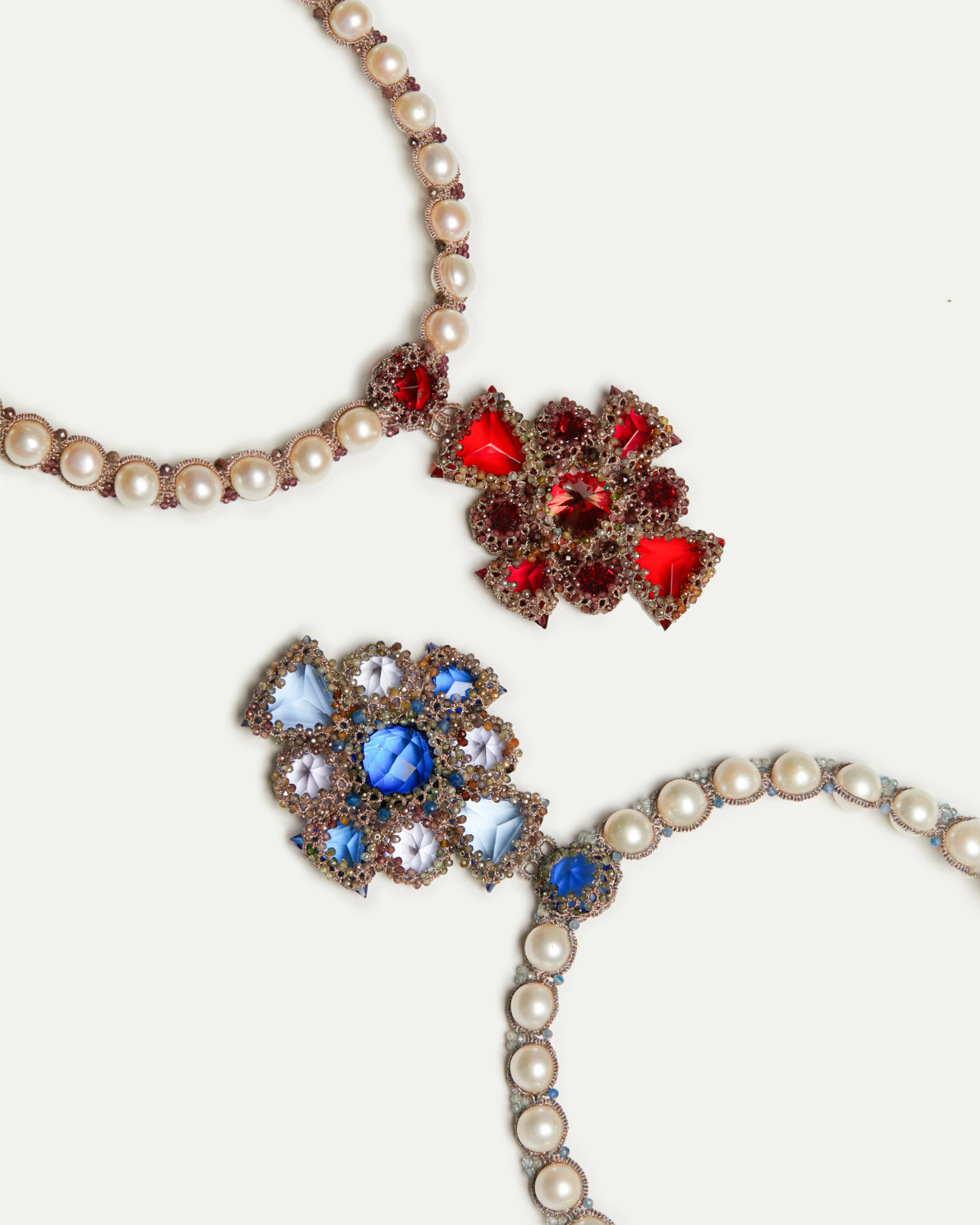 Colier Tiffany din mătase purpurie, perle, cristale, detaliu decorativ floral roșu și albastru.