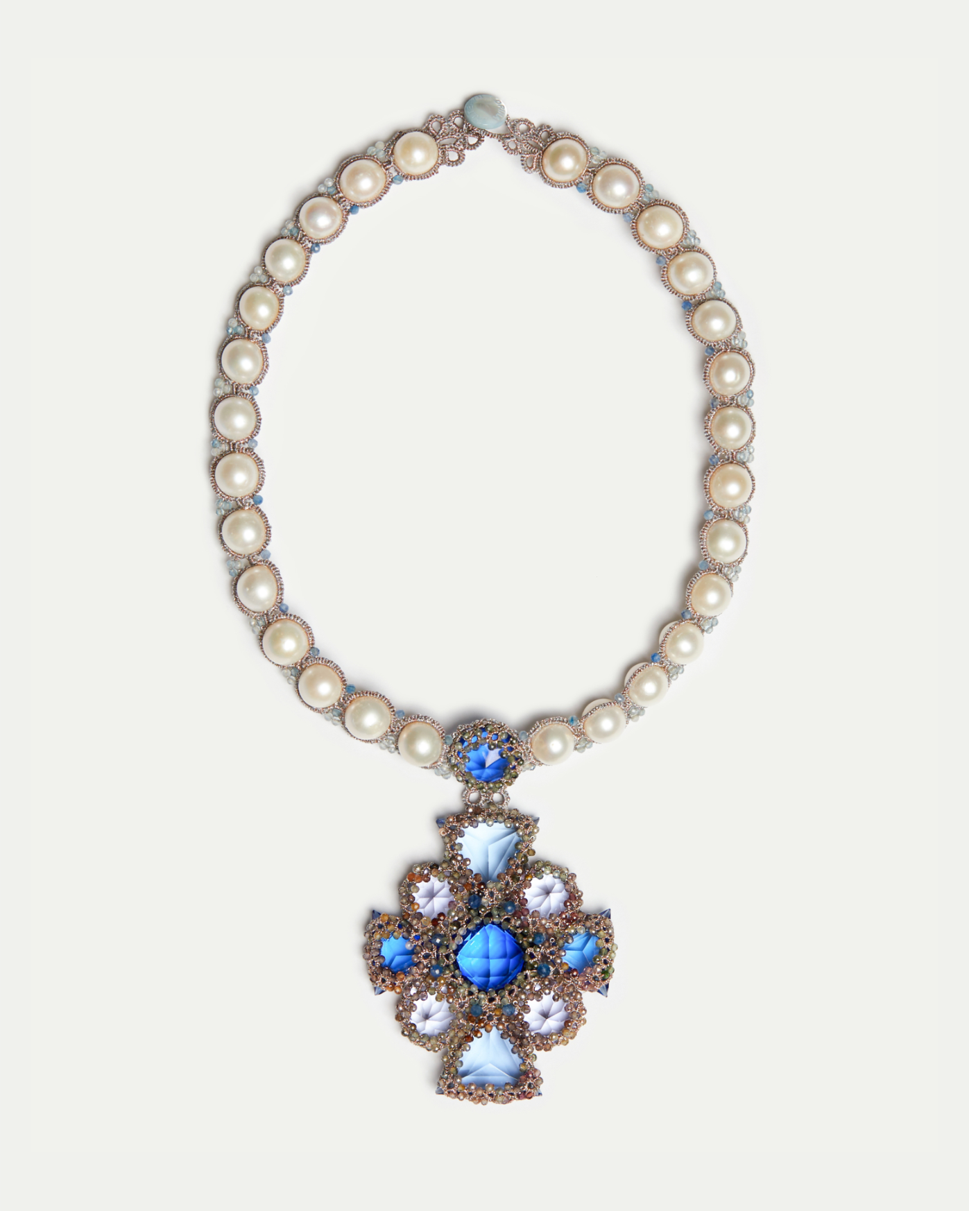 Colier TIFFANY cu perle și cristal albastru, pandantiv floral detaliat, montură argintie.