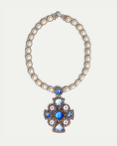 Colier TIFFANY cu perle și cristal albastru, pandantiv floral detaliat, montură argintie.