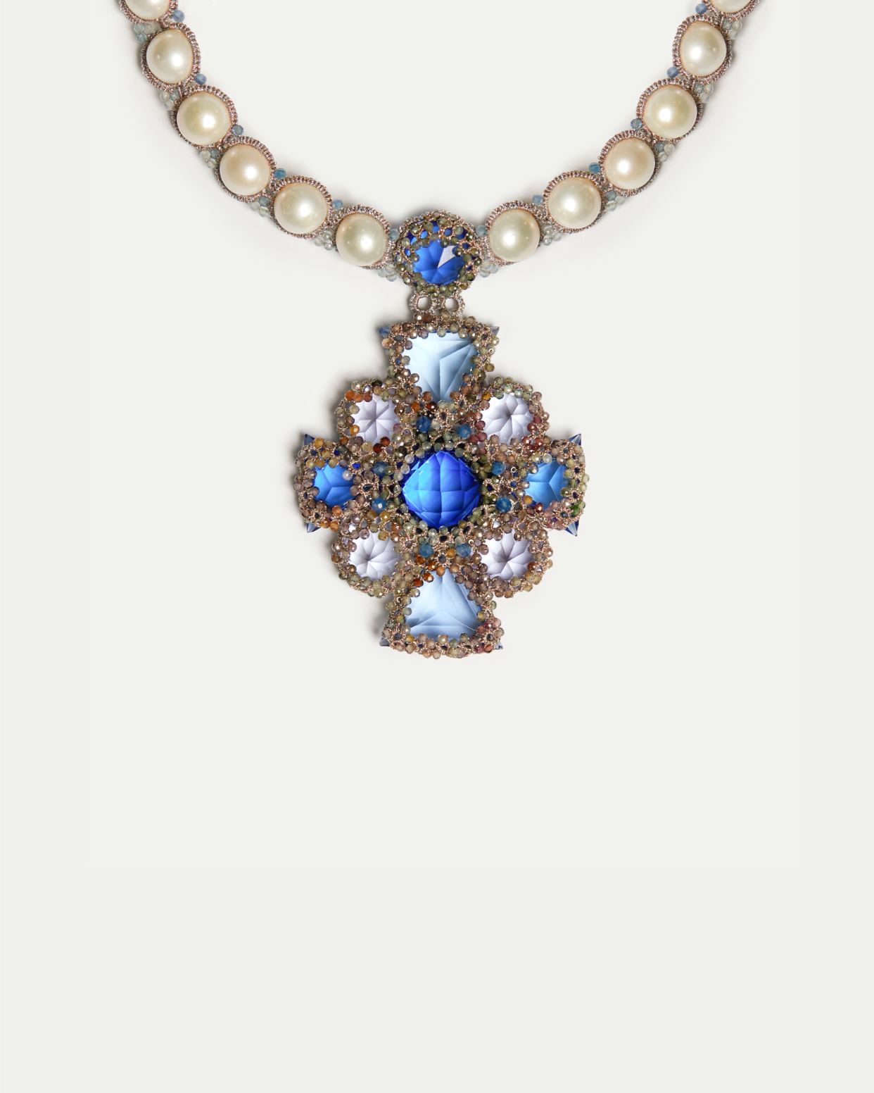 Colier TIFFANY cu perle de apă dulce, cristale albastre, mătase mov, detaliu central complex.