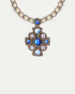 Colier TIFFANY cu perle de apă dulce, cristale albastre, mătase mov, detaliu central complex.