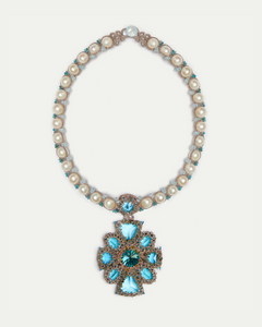 Colier Tiffany cu perle și pandantiv albastru ornamentat, vedere laterală.