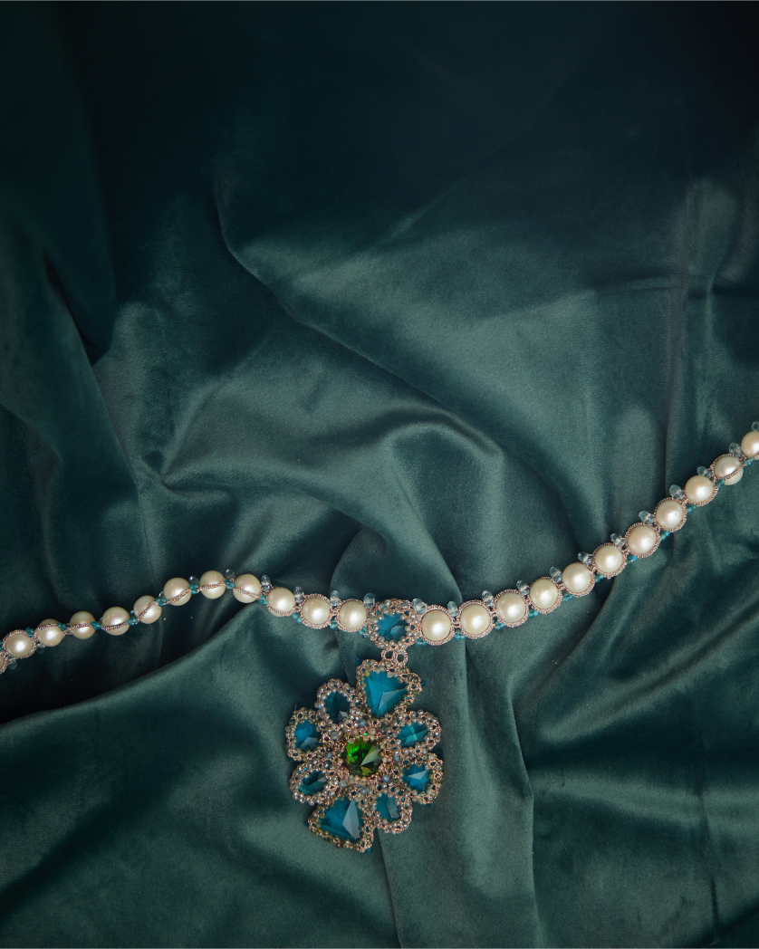 Colier cu perle și cristale albastre pe mătase albastră, detaliu încrustat cu perle de apă dulce.
