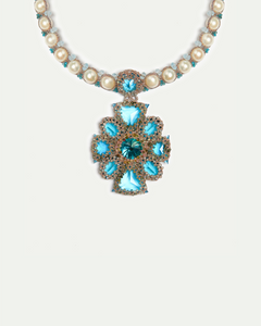 Colier TIFFANY cu perle de apă dulce, cristale albastre și textură de mătase.