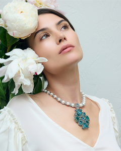 Colier Tiffany cu perle și cristale albastre, detalii delicate, design elegant, perlă apă dulce, textură lux.