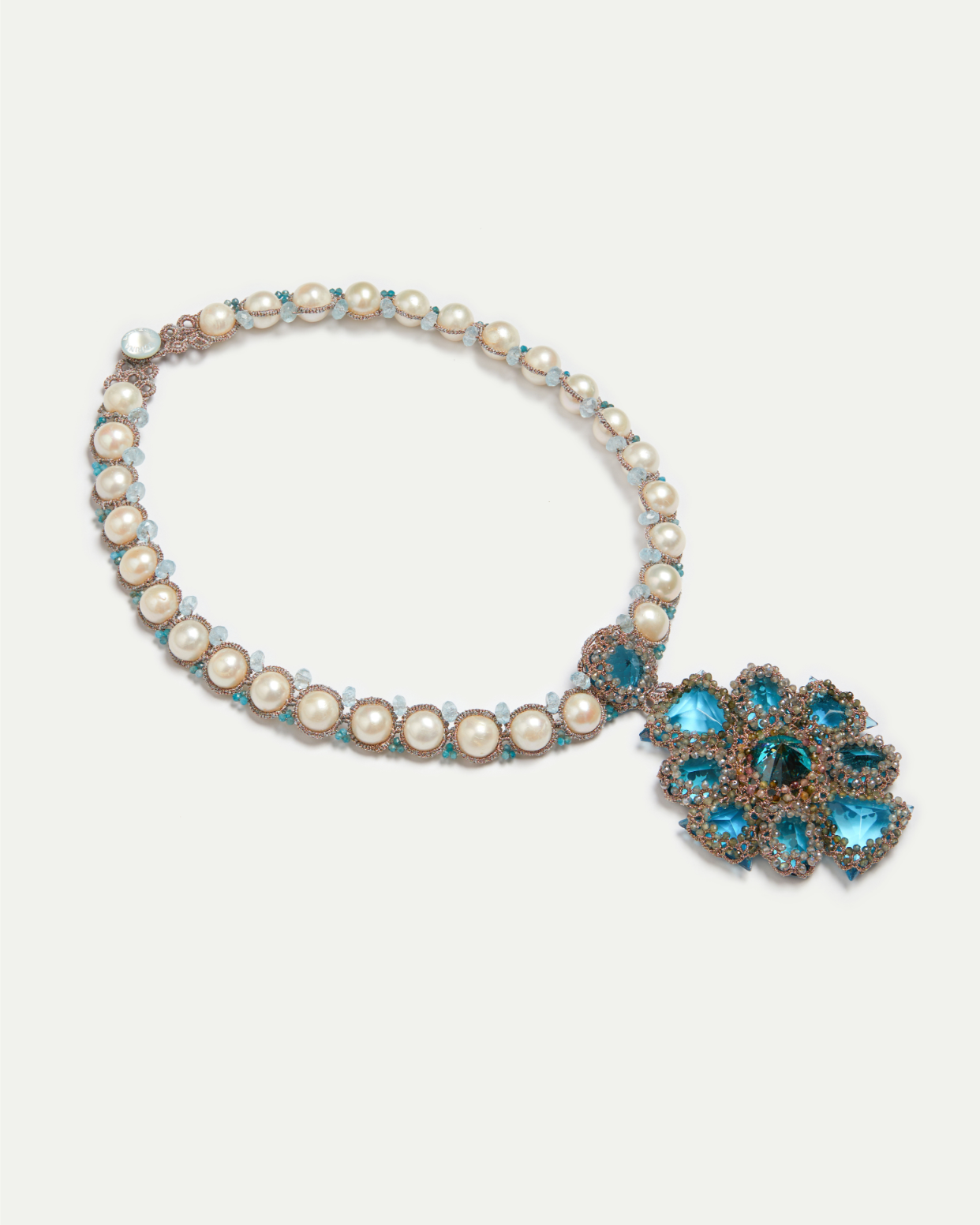 Colier albastru Tiffany, detalii cu perle de apă dulce, mătase și cristale, design elegant.