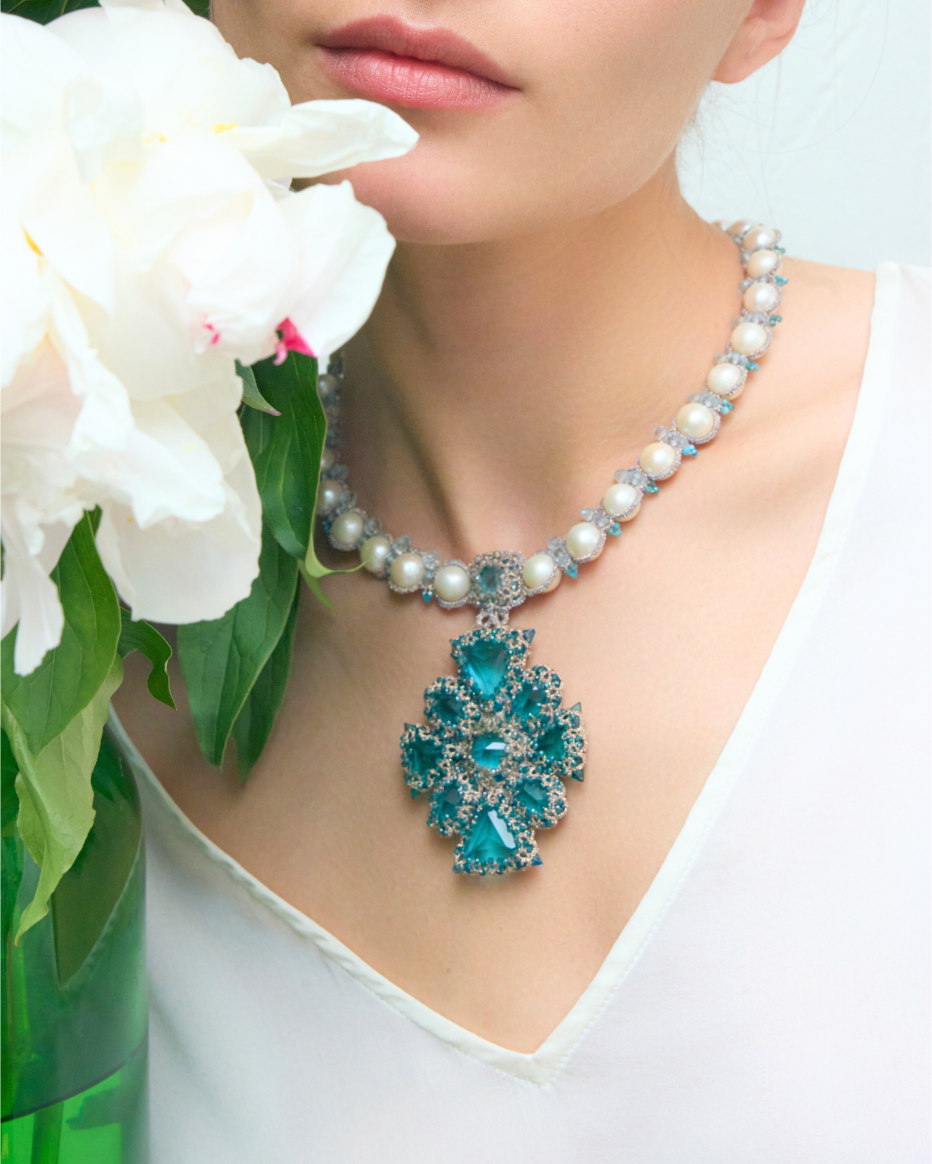 Colier cu perle de apă dulce și cristale albastre, montat pe mătase, detaliu elegant.