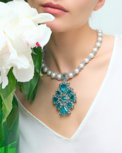 Colier cu perle de apă dulce și cristale albastre, montat pe mătase, detaliu elegant.